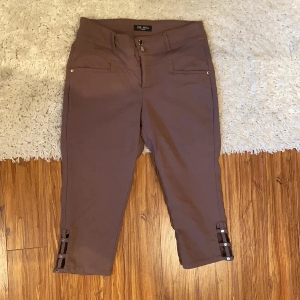 Brown/taupe cropped pant with cutouts👖